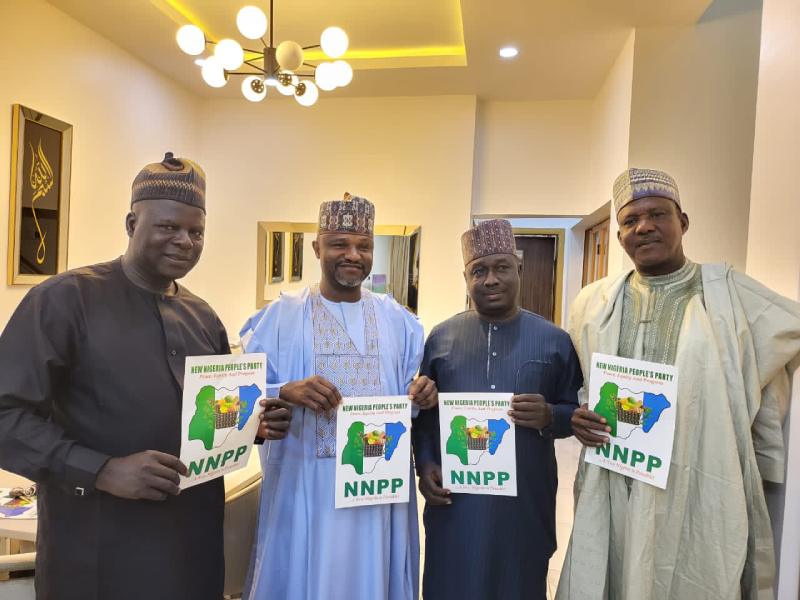 *  NNPP Governorship flag bearer in Gombe State, Ahmed Khamisu Mailantarki (in light blue) with PDP defectors who joined the NNPP.