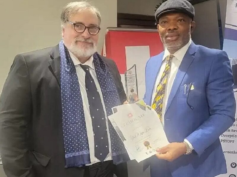 *  Dr Nikolas Fokianos, President, International Security Organization (Left) and Dr Peter Afunnanya, DSS Spokesman (Right) receiving the award on behalf of his boss, Alhaji Yusuf Bichi. 