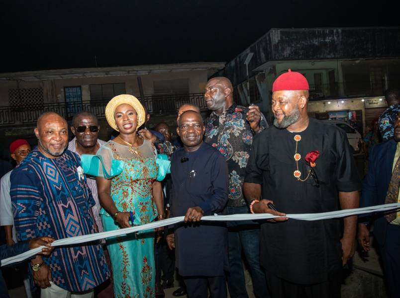 Governor Otti, shortly before commissioning the street lights. He is supported by the Speaker, Emmanuel Emeruwa (left), with his wife and the Mayor of Aba South, Chief Wogu (right).