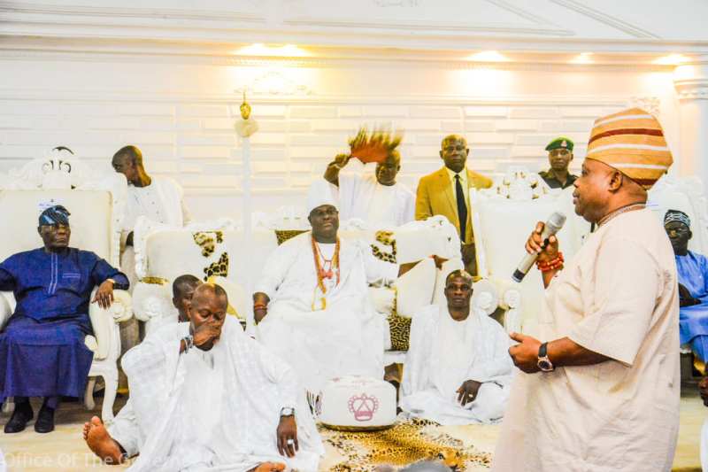 *  Atiku Abubakar (extreme left) and the Ooni of Ife, during the visit to Ooni's palace.