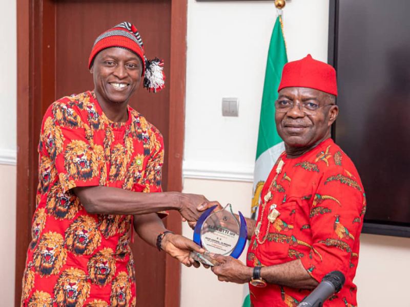 Governor Alex Otti (left) receiving a souvenir from Mr. Jonathan Nyam, Director, Defence Intelligence (right). 