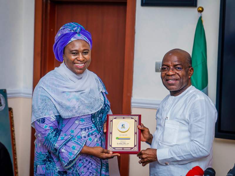 Governor Otti presents a souvenir to the visiting Special Adviser to the President on Health, Dr. Salman Anas-Ibrahim.