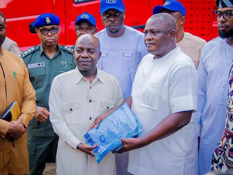 Governor Otti receiving the vehicle documents from Chief Innocent Chukwuma, chairman of Innoson.
