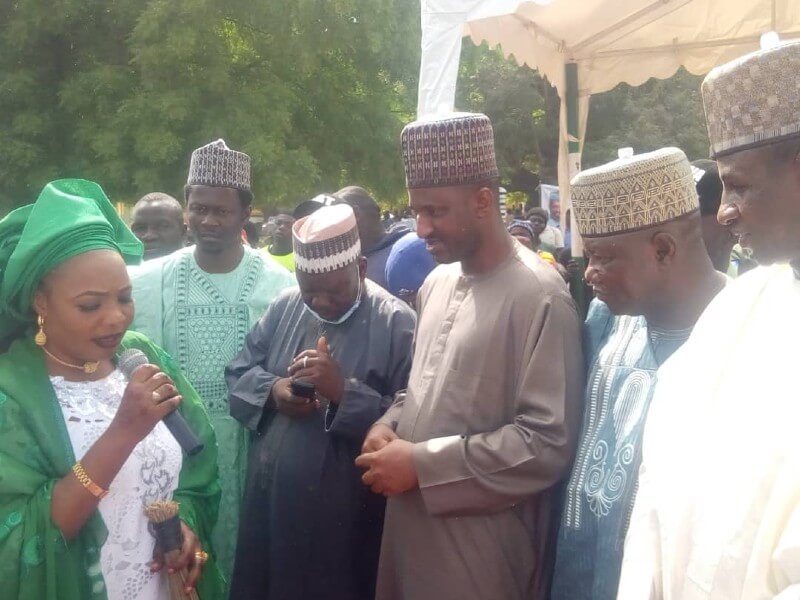 Hon Asma'u declaring her loyalty to APC before the State party Chairman, Nitte Amangal and State House of Assembly Speaker, Abubakar Muhammad Luggerewo.