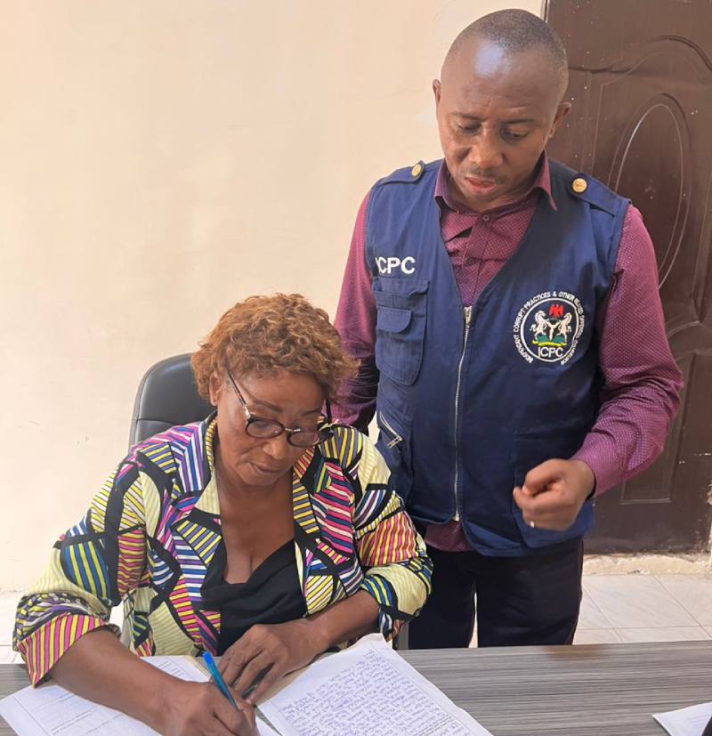 *  The suspect, Mrs. Idara Umoren, caught taking details ( names and account numbers) of voters suspected to have voted for her preferred party is being grilled by the operatives of ICPC, Akwa Ibom team.