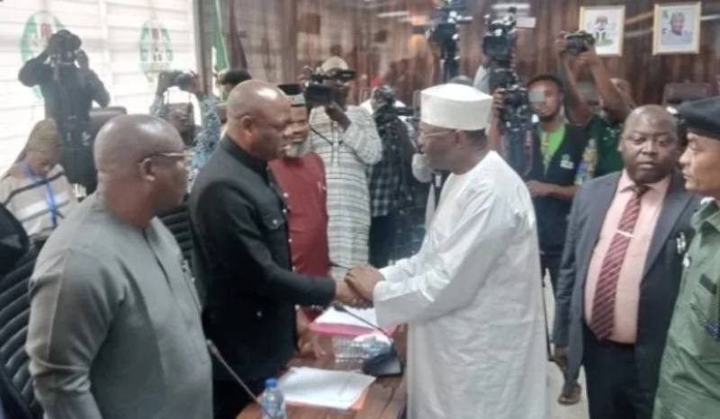 *  INEC Chairman, Prof. Mahmood Yakubu in a handshake with the Editor-in-Chief of the News Agency of Nigeria, Mr Silas Nwoha, at the commission’s meeting with media executives on the review of 2023 general elections on Wednesday, in Abuja.
