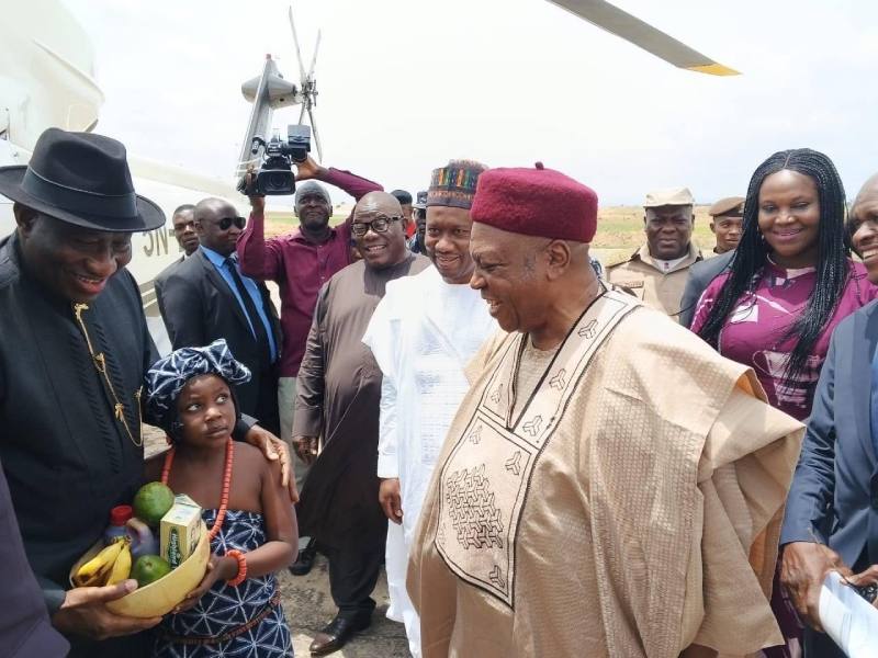*  L-R: Dr Goodluck Ebele Jonathan, former president of Nigeria being received on arrival at Jalingo Airport by Governor Dairus Ishaku.