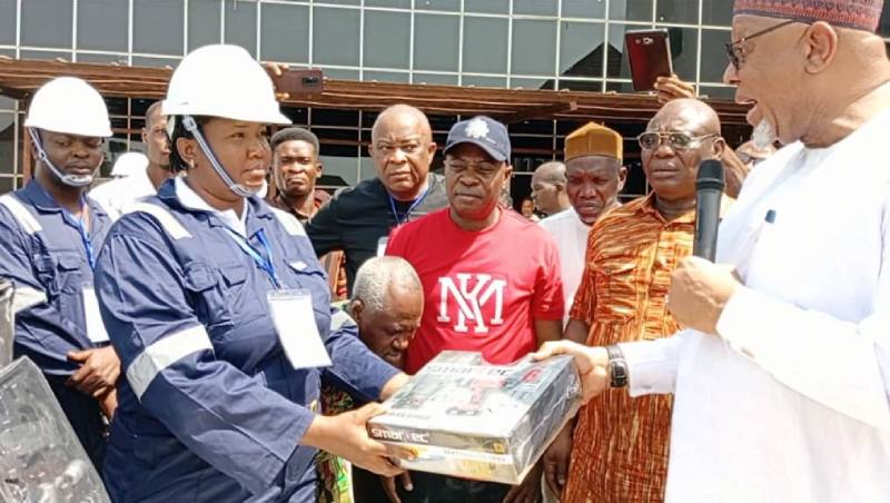 From right: The Executive Vice Chairman/Chief Executive of the National Agency for Science and Engineering Infrastructure (NASENI) Mr  Khalili Suleiman represented by the Coordinating Director Finance and Account, Mr. Ibrahim Baba Dauda presenting the Starter Pack Kits to one of the beneficiaries of NASENI Skill  Acquisition Training and  Empowerment for 100 Ebonyi Youths which ended at the weekend. 
