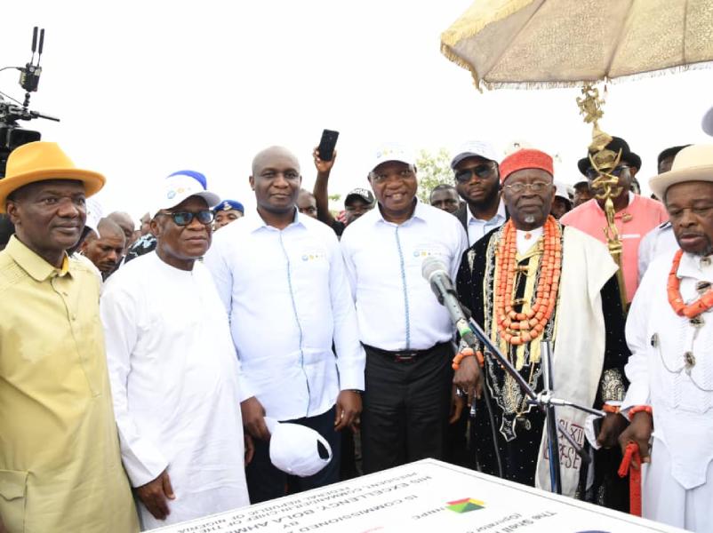 L-R: Deputy Governor of Bayelsa State, Sen. Lawrence Ewhrudjakpo; Minister of Niger Delta, Hon. Abubakar Momoh; MD/CEO NDDC, Dr. Samuel Ogbuku; SPDC MD and Country Chair, Shell Companies in Nigeria, Mr. Osagie Okunbor; Rep of the CUIO NUIMS, Obinna Aralu; His Eminence, King Edmund Daukoru, Mingi XII, Amanyanabo of Nembe Kingdom and His Eminence, King Dumaro Charles Owaba, The Obanobhan III of Ogbia Kingdom during the commissioning of the 25.7km Ogbia-Nembe Road in Bayelsa State, on Monday.