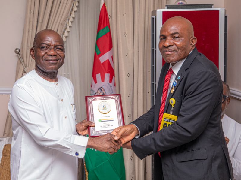 Governor Otti presenting the incoming 60th President of ICAN, Chief Davidson Alaribe, with a souvenir.