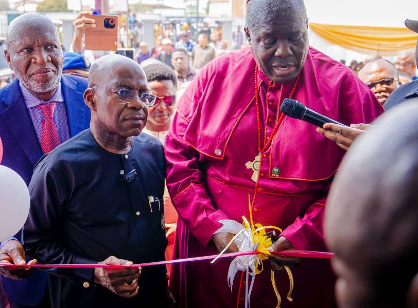 Governor Otti watches as the Methodist Archbishop Archdiocese of Umuahia, Most Rev Chibuzo Opoko cuts the tape to declare the Umuahia Branch open.