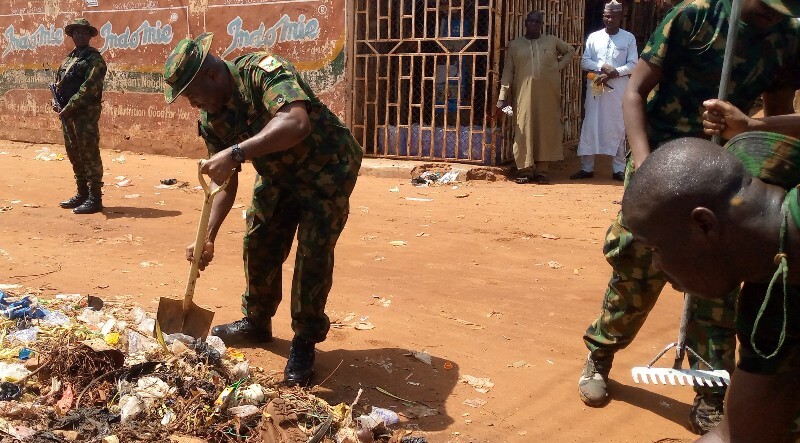 *  The Garrison Commander, 8 Div, Sokoto, Brig General Ralph Nnebeife, clearing debris along Danbua area Sokoto metropolis during the sanitation activities to mark the 2022 Armed Forced Remembrance Day.  Photo: By Ankeli Emmanuel.
