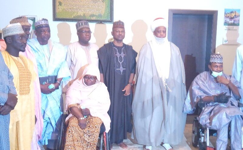 *  Sultan of Sokoto (middle) in a group photograph with delegation from National Commission of PLWD who paid him a courtesy visit in his palace.  Photo By: Ankeli Emmanuel.
