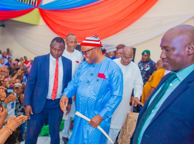 Senate President, Godswill Akpabio (middle) acknowledging greetings from ecstatic members of constituency at the weekend.