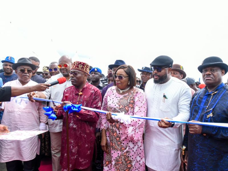 Rivers State Governor, Sir Siminalayi Fubara (3rd left); cut the tape while his Deputy, Prof Ngozi Odu (3rd right); Speaker, State House of Assembly, Rt Hon Victor Oko-Jumbo (2nd right); former Deputy Governor, Engr Tele Ikuru (right); Chairman of MCC, Senator John Azuta Mbata (2nd left); and former national chairman, Peoples Democratic Party (PDP), Prince Uche Secondus (left); assist during the commissioning of Andoni section of Ogoni-Andoni-Opobo Unity Road, in Ngo, Andoni Local Government Area on Saturday.