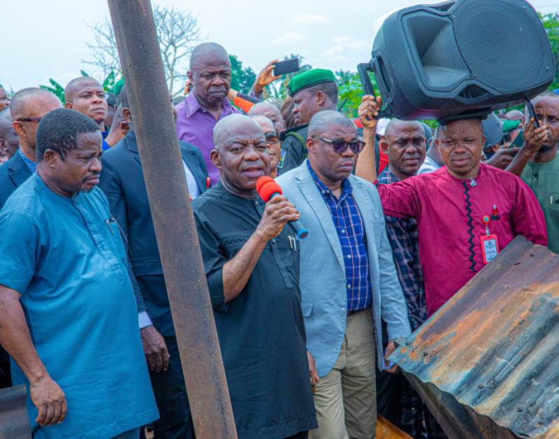 Gov Otti (middle) addressing traders at Here Market, Aba.