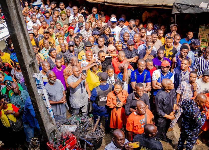 Traders at the Eziukwu Market, Aba, listening to Governor Alex Otti.