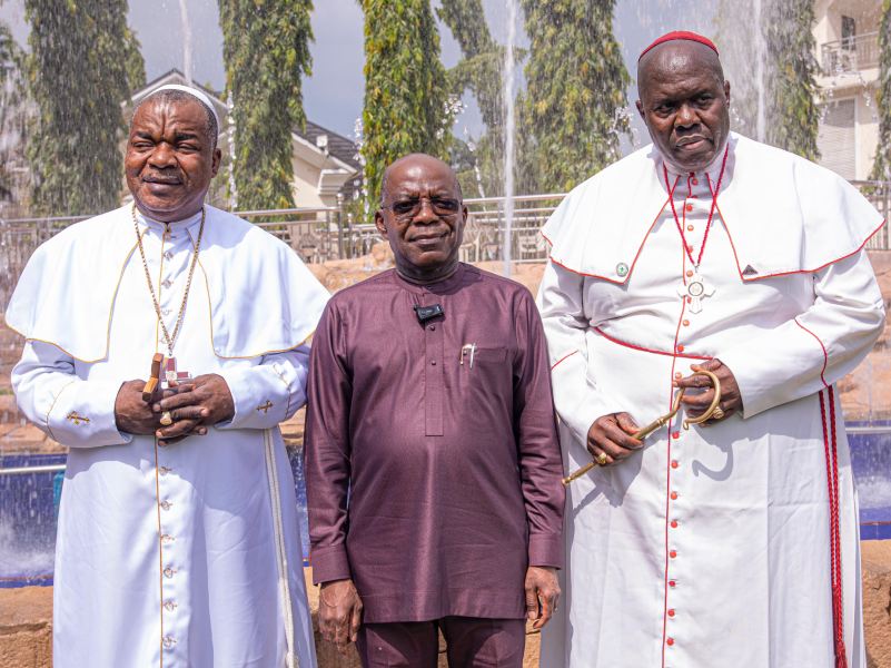 Governor Alex  Otti (middle).with the Methodist Church Nigeria Prelate (Dr) Oliver Abba (left) and Archbishop of Archdiocese of Umuahia, Methodist Church Nigeria, Most Rev Dr. Chibuzo Opoko (right).