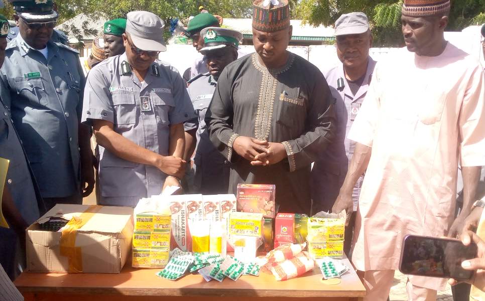 Sokoto/Zamfara Customs Area Comptroller, Musa Omale (middle) handing over the seized pharmaceutical drugs to Sokoto NAFDAC coordinator, Garba Adamu today at the Customs Command in Sokoto. Photo by: Ankeli Emmanuel, Sokoto