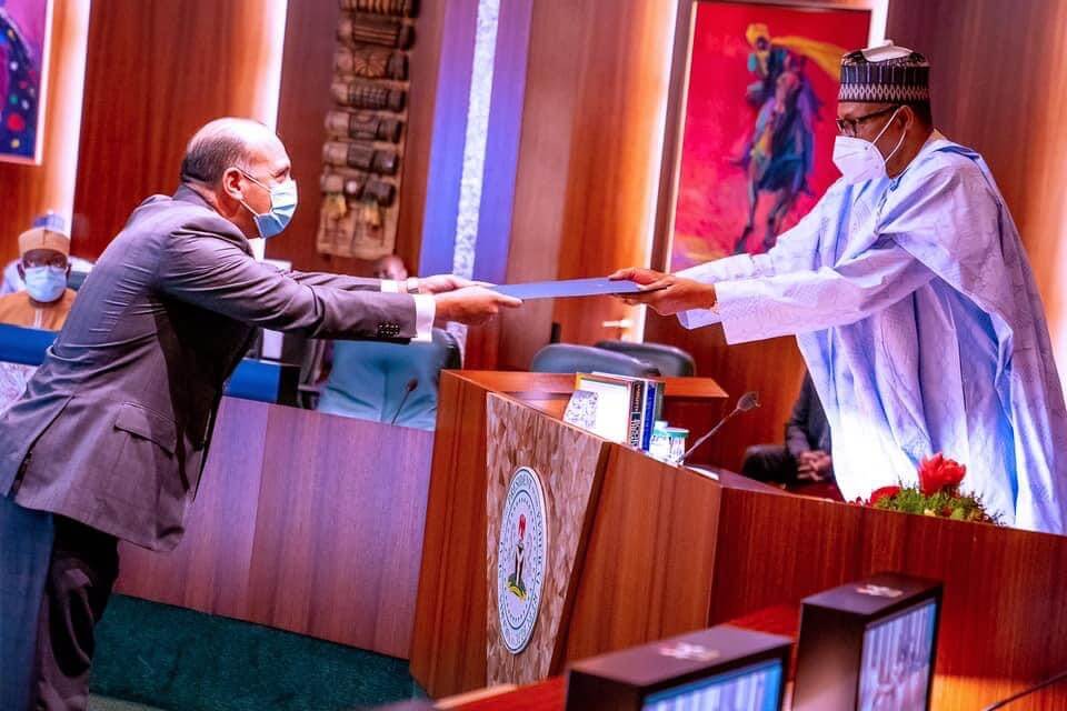 Buhari and the Argentinian Ambassador  Mr Alejandro Miguel Francisco Herrero