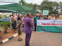 UNN Deputy Vice Chancellor, Professor Johnson Urama, addressing the protesting ASUU members.
