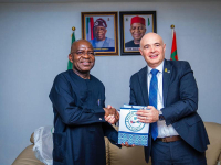 Ambassador Freeman presents a gift to Governor Otti.